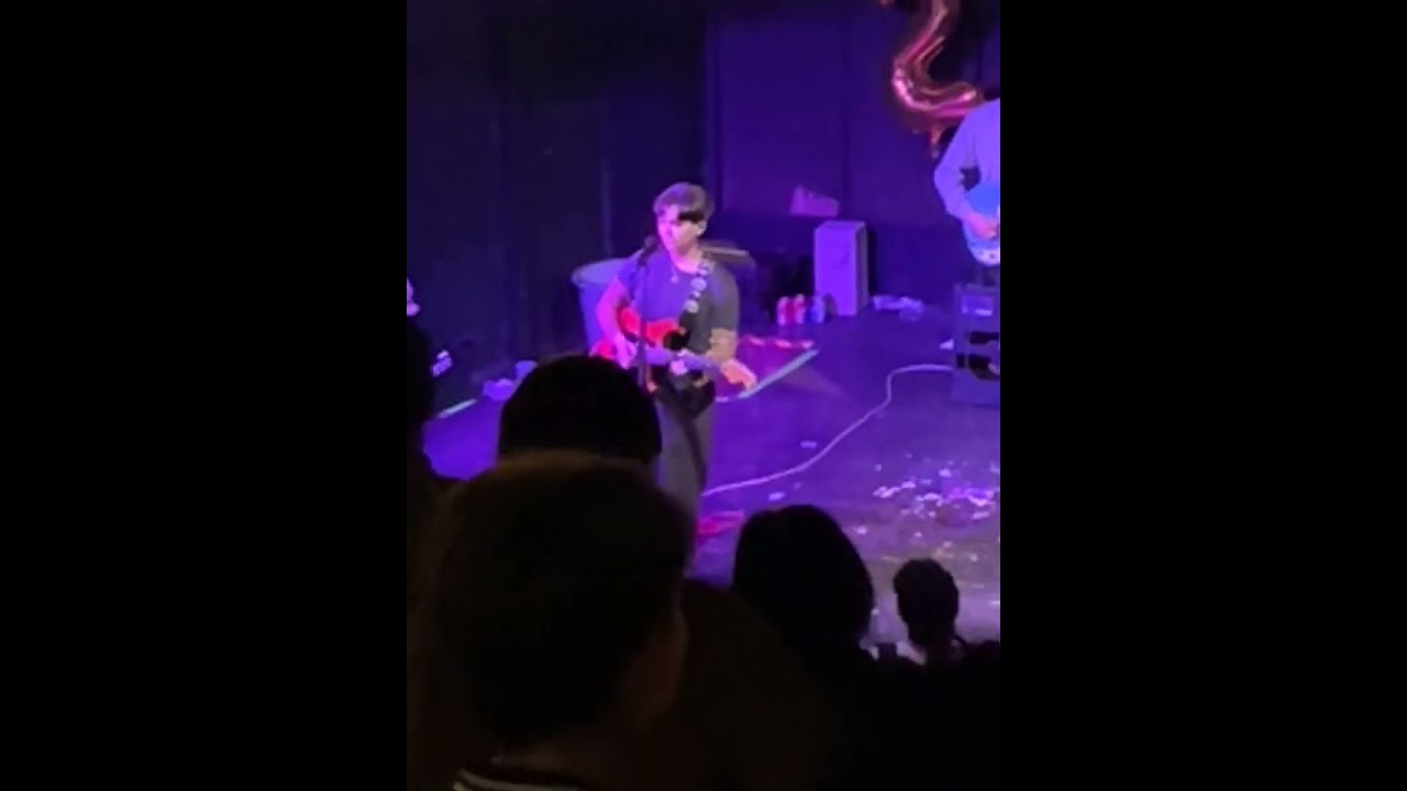lindsey jordan (snail mail) trashes old keyboard player on stage @ NYE show mohawk austin texas