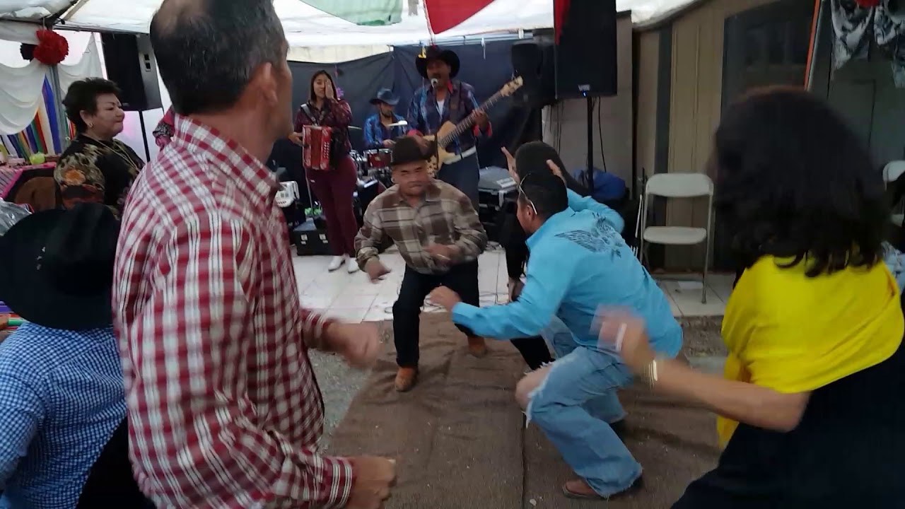 Ch terreno norteño ay Esther y la guitarra y la mujer