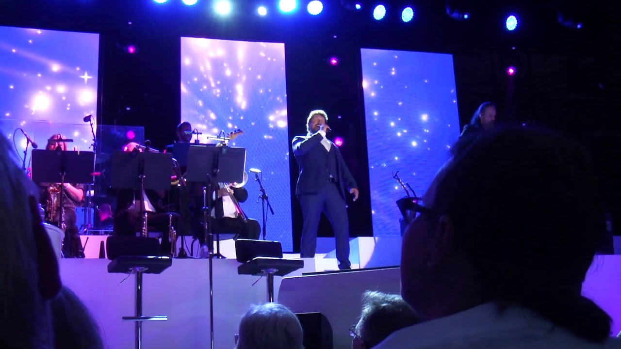 Elvis Medley - Michael Ball and Alfie Boe Together Again Summer Tour -  Hampton Court
