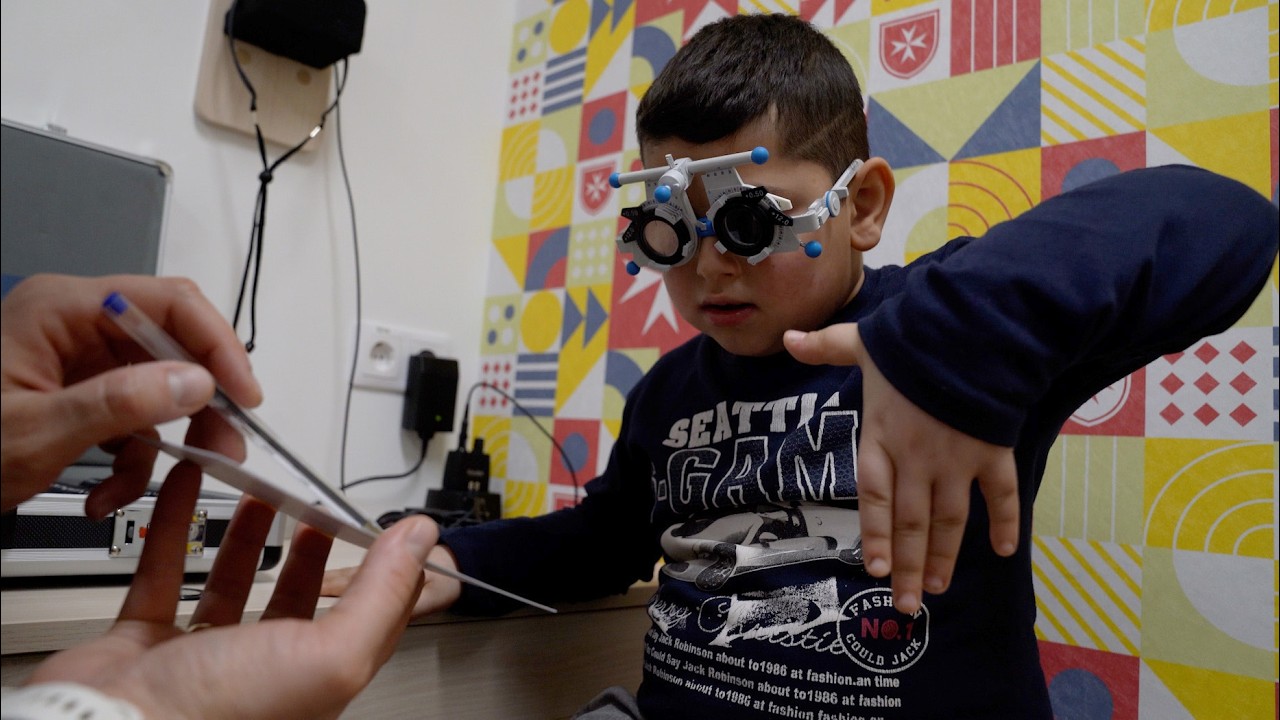 Újra jól lát Kornél, aki a bicskei Máltai Egészségügyi Központban kapott új szemüveget