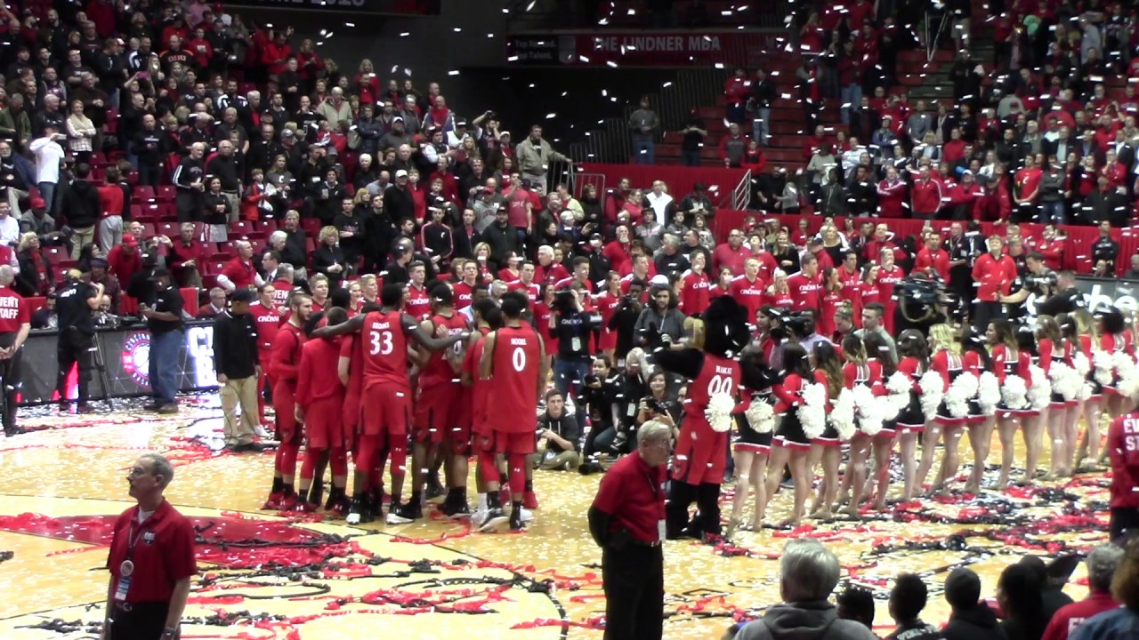 Cincinnati Bearcats close down Fifth Third Arena with Fight Song