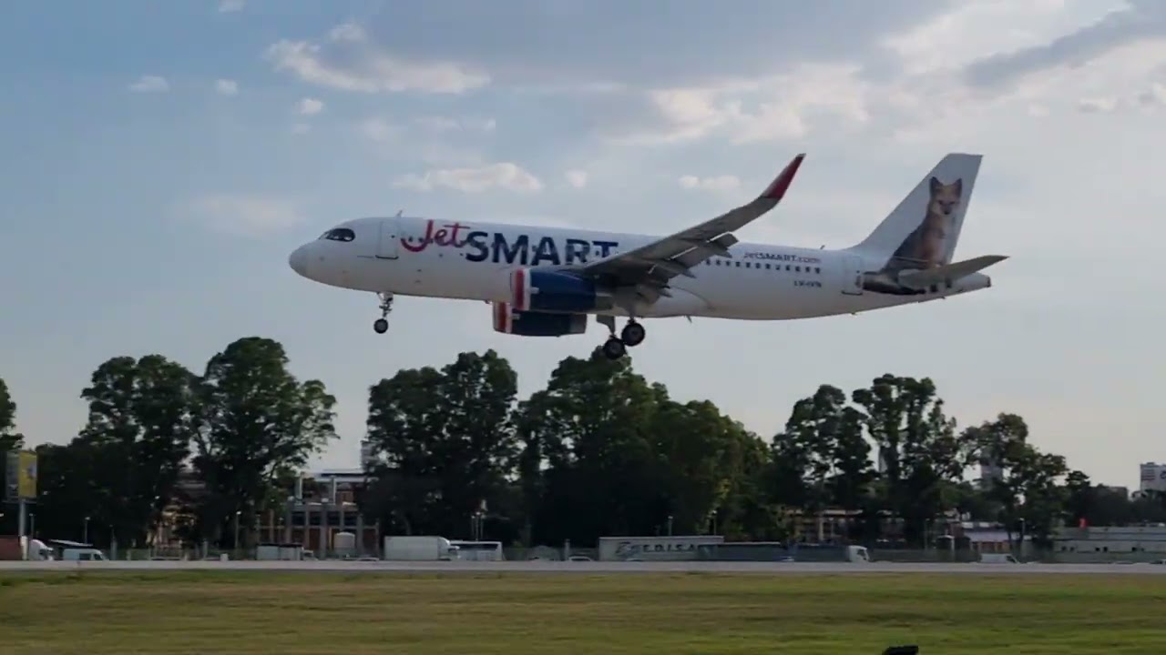 Jetsmart Argentina's Airbus A320 LV-IVN landing at Aeroparque