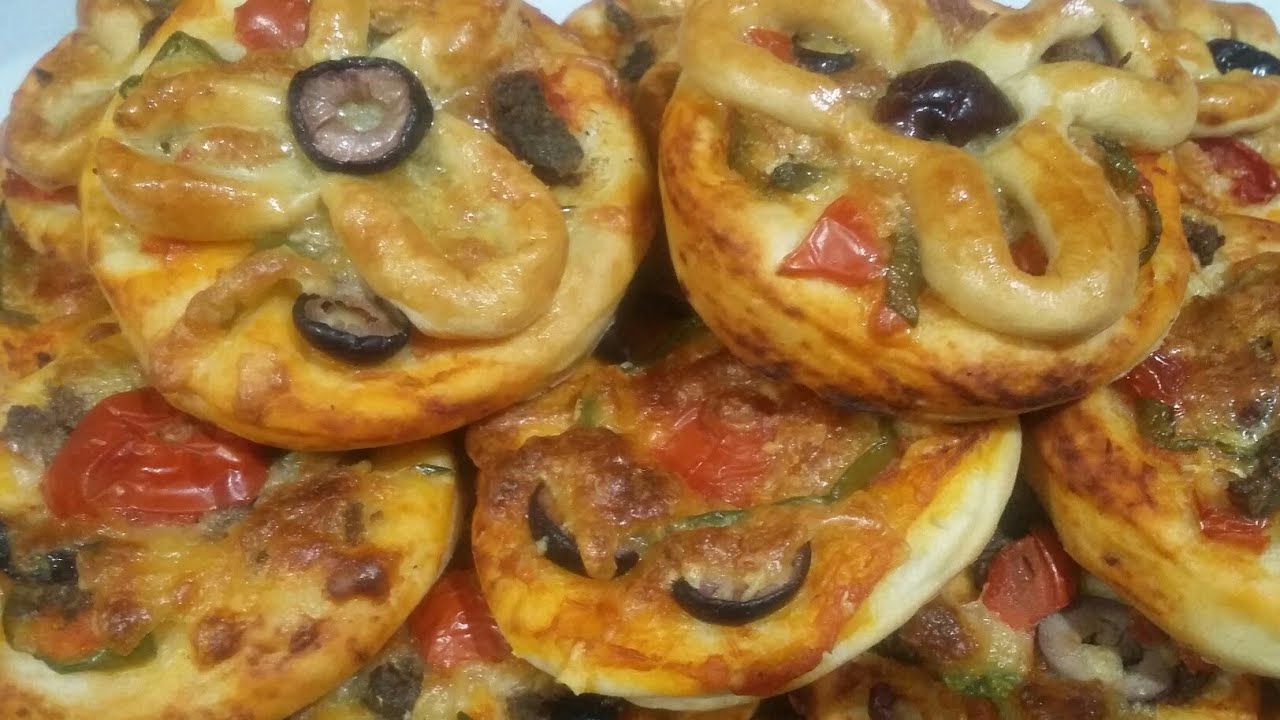 طريقة عمل المينى بيتزا بالشكل العادى وشكل وردة
