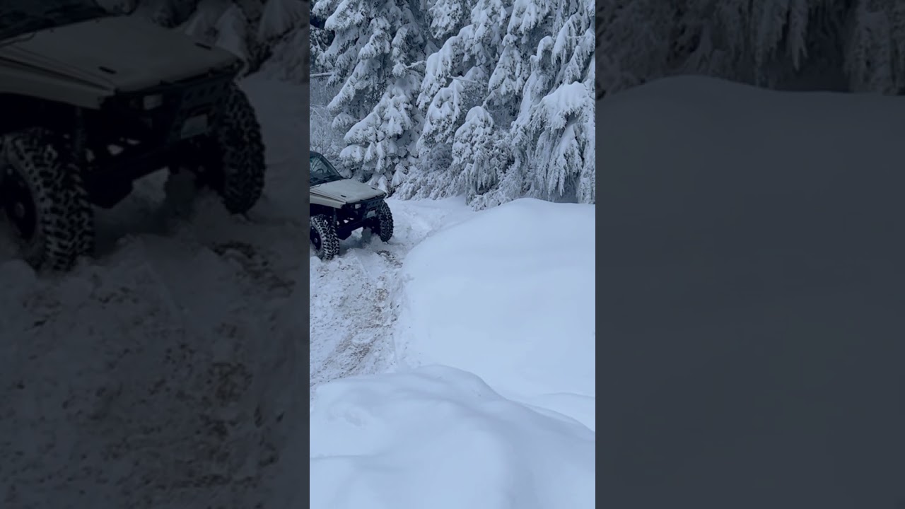 Trying out the new front dig feature in the v8 Toyota crawler #snowwheeling #offroad