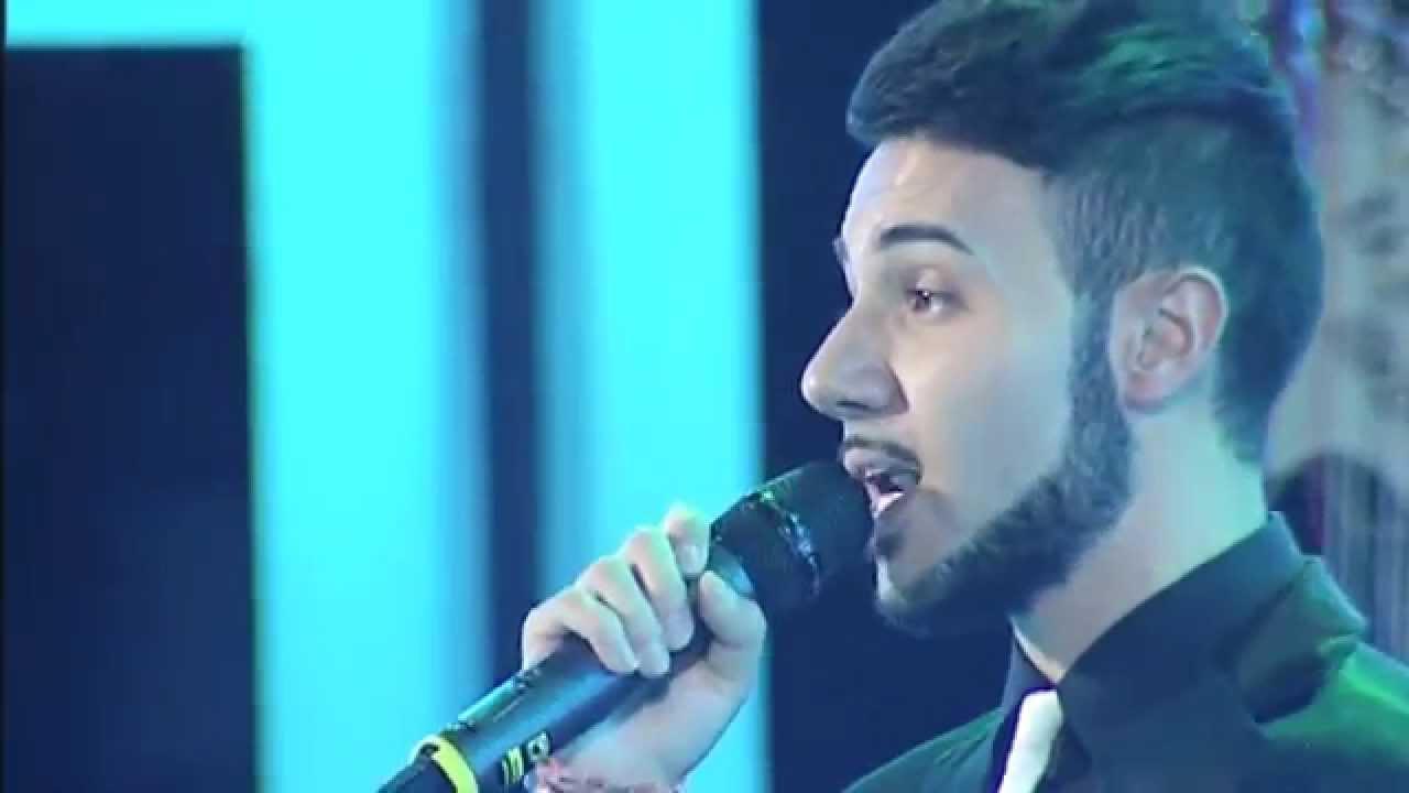 Alex Polidori canta 