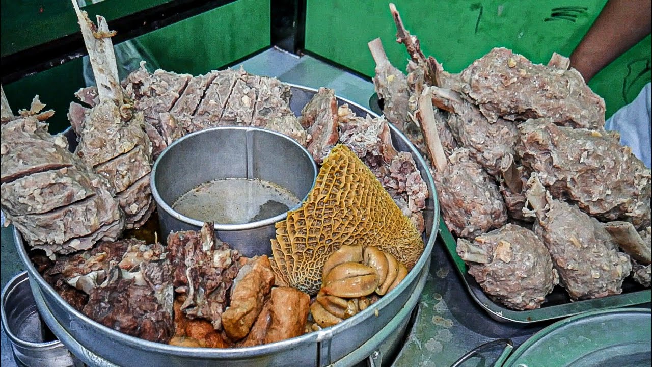 SEGERR!!! BAKSO BUNTUT FULL DAGING WARUNGE NGUMPET DITENGAH PASAR DADAKAN - Bakso Pak Iwan