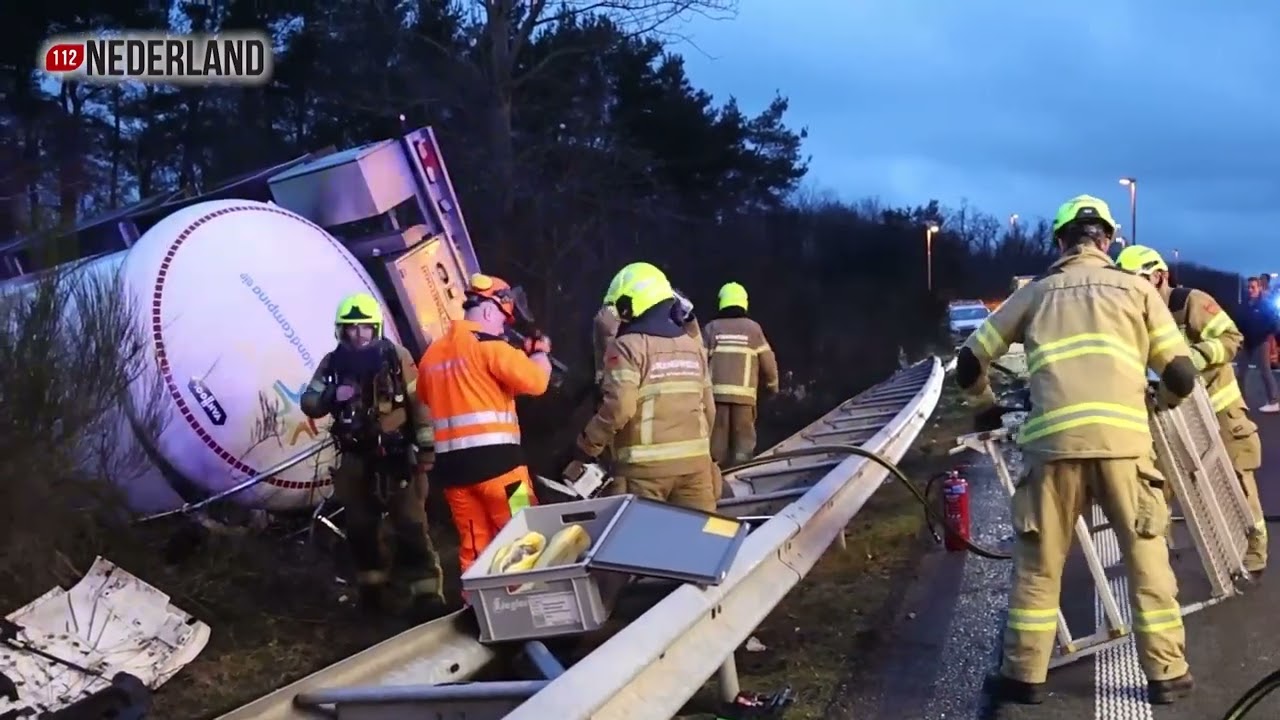Chauffeur na bijna twee uur bevrijd na ernstig ongeval met vrachtwagen op snelweg