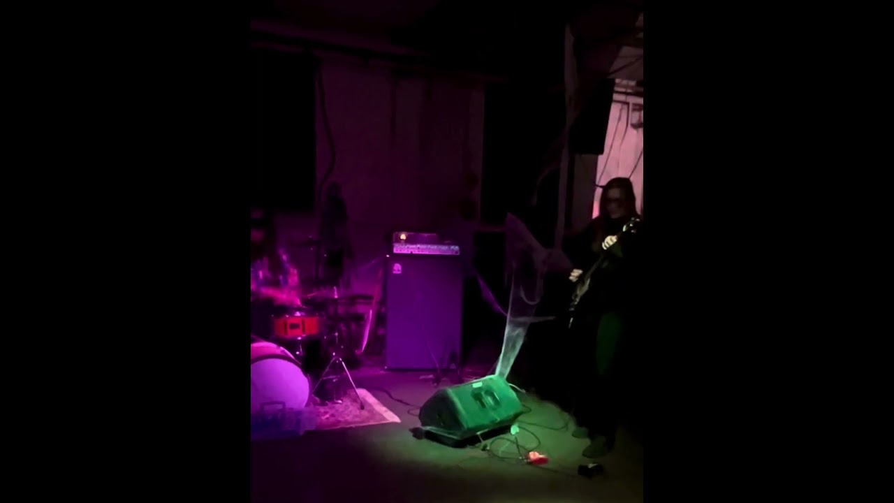 Timeless Reality live Sara Czerny: Fuzz Bass Alexander Vitus: drum vibes Nicolas Kauffmann: guitar