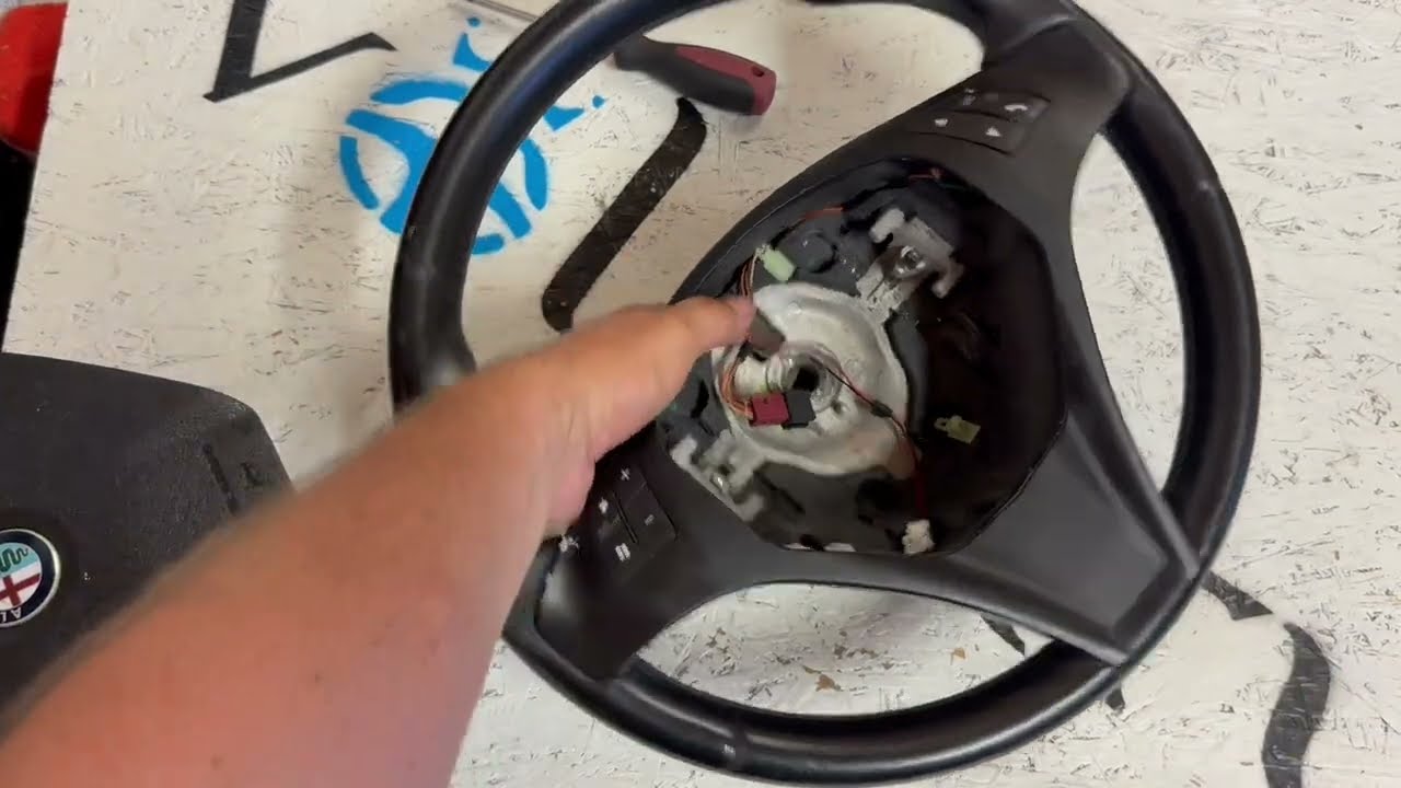 Alfa Romeo GIULIETTA 2011 steering wheel airbag removal