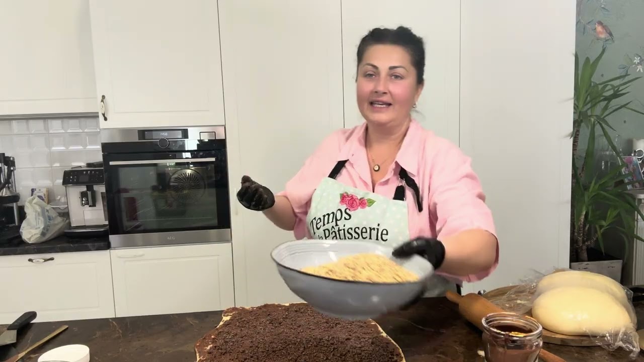 Cozonac sau babka cu unt si smantana, crema gianduia, nuci si ciocolata.