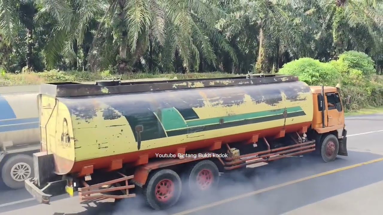 ASLI BIKIN Gemetar !!!Truk Mengeluarkan Asap Hitam Sampai Nyaris Terbakar Momen Menegangkan Hari ini