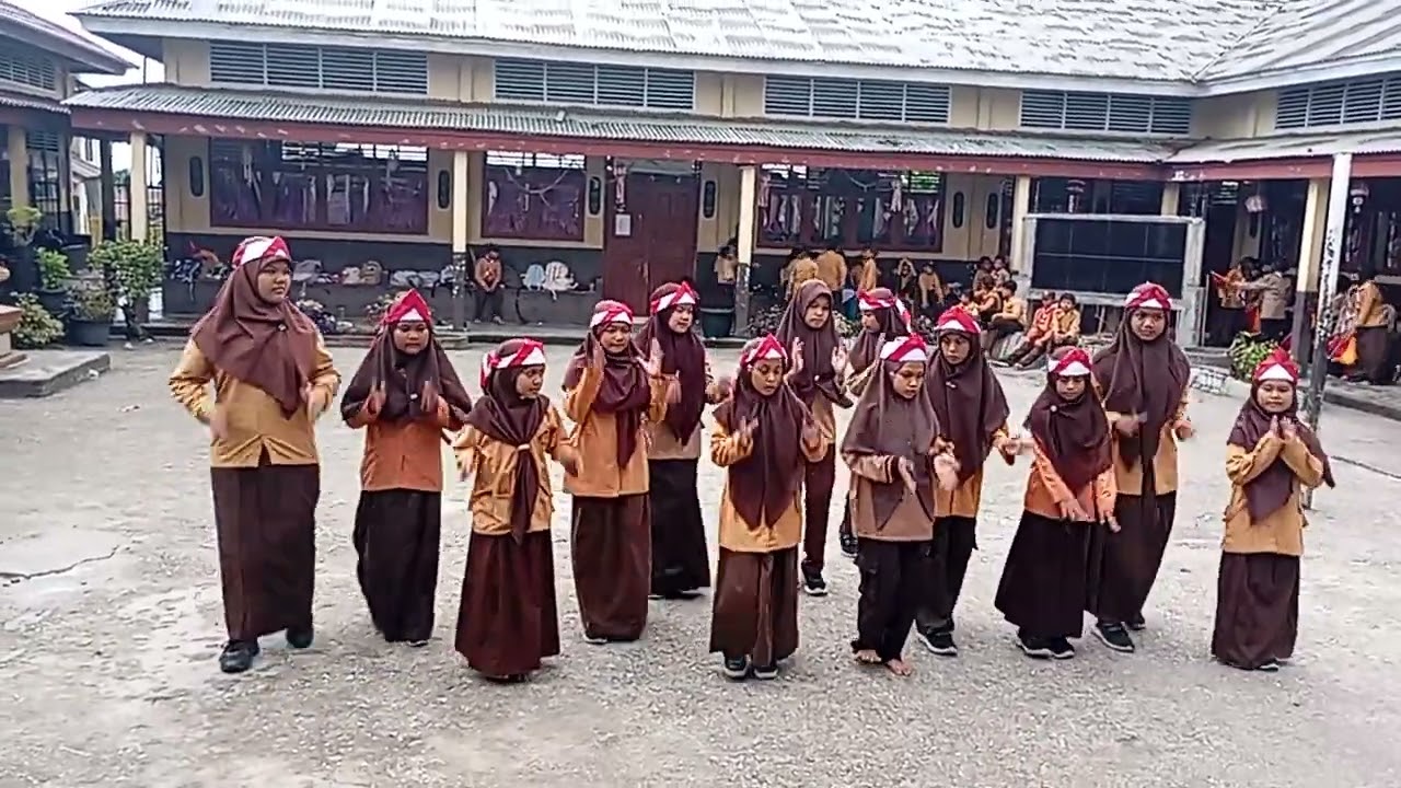 Pentas seni yg dipimpin oleh ketua kelompok syaza kelas 6B