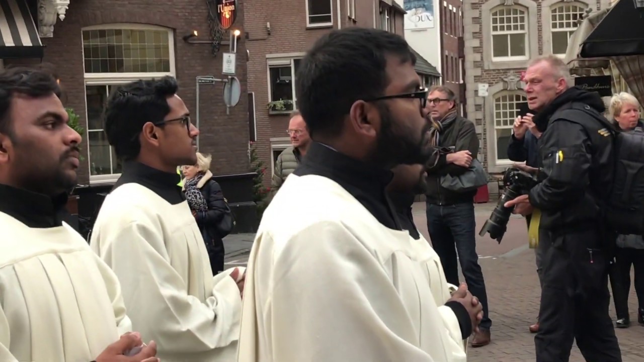 Vertrek vanuit de Caroluskapel naar de Kathedraal voor de Bisschopswijding