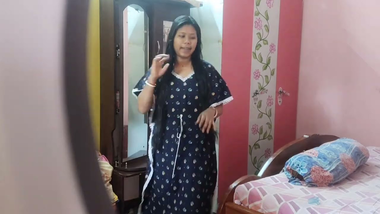 সারাদিনের কাজকর্ম সেরে রান্না করতে অনেকটা দেরি করে ফেললাম,এইদিকে বর খিদের জ্বালায় পাপড় ভেজে খাচ্ছে