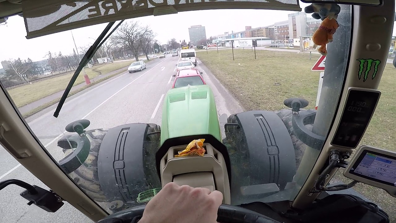 John Deere 8270R s duplákmi cez mesto (jar 2019)