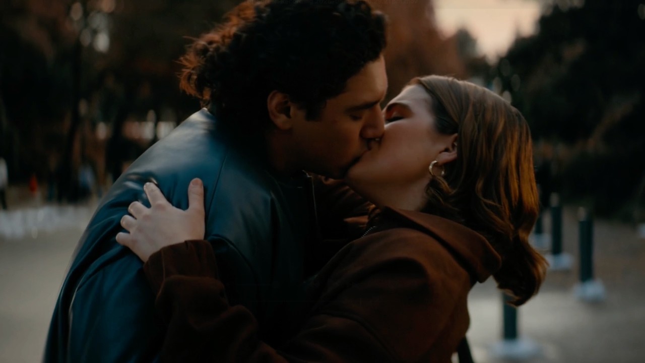 Hannah and Garrett Kiss 1x08 | Off Campus