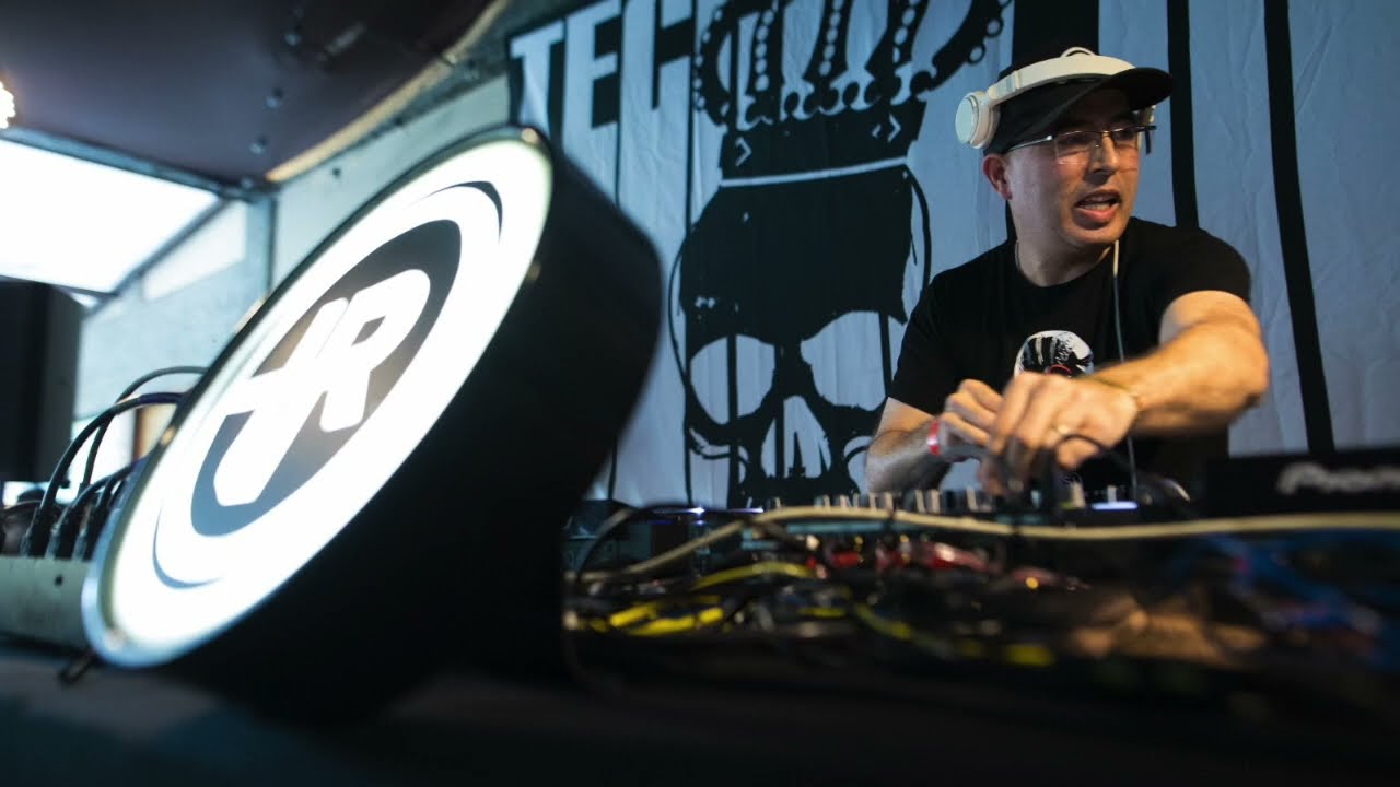 Techno Classics #3 DJ Bunnys @ Techno Route - 28 tracks / 56m / 4 decks.