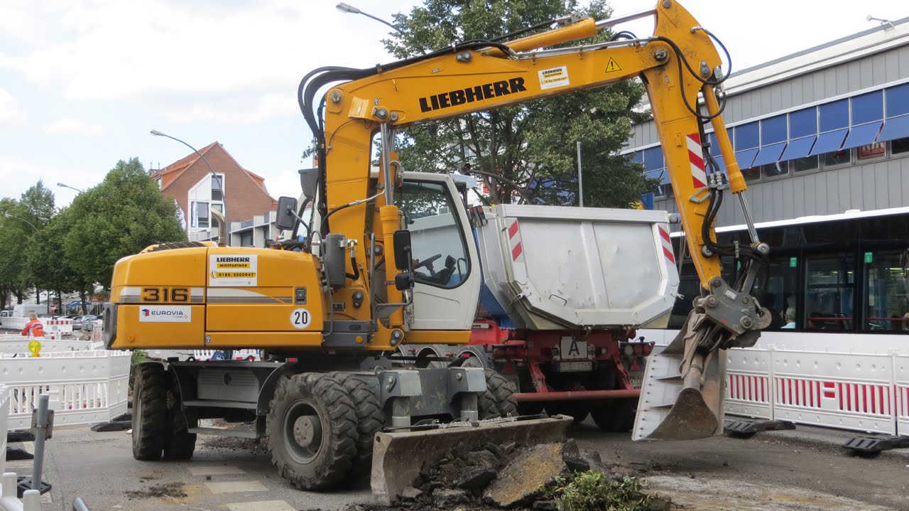 excavator / Bagger LIEBHERR A316 beim verladen von Asphalt - Soeren66