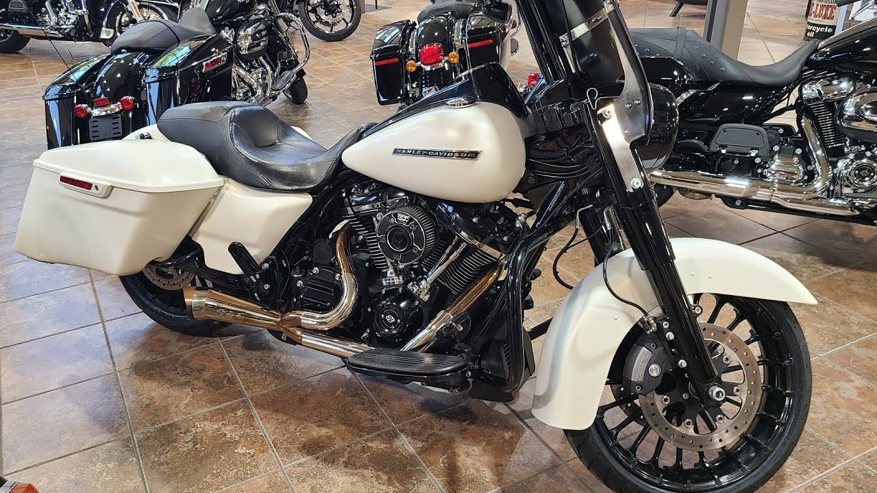 Замена масла в гараже на Harley Davidson Road King Special с тремя отверстиями 2019 года