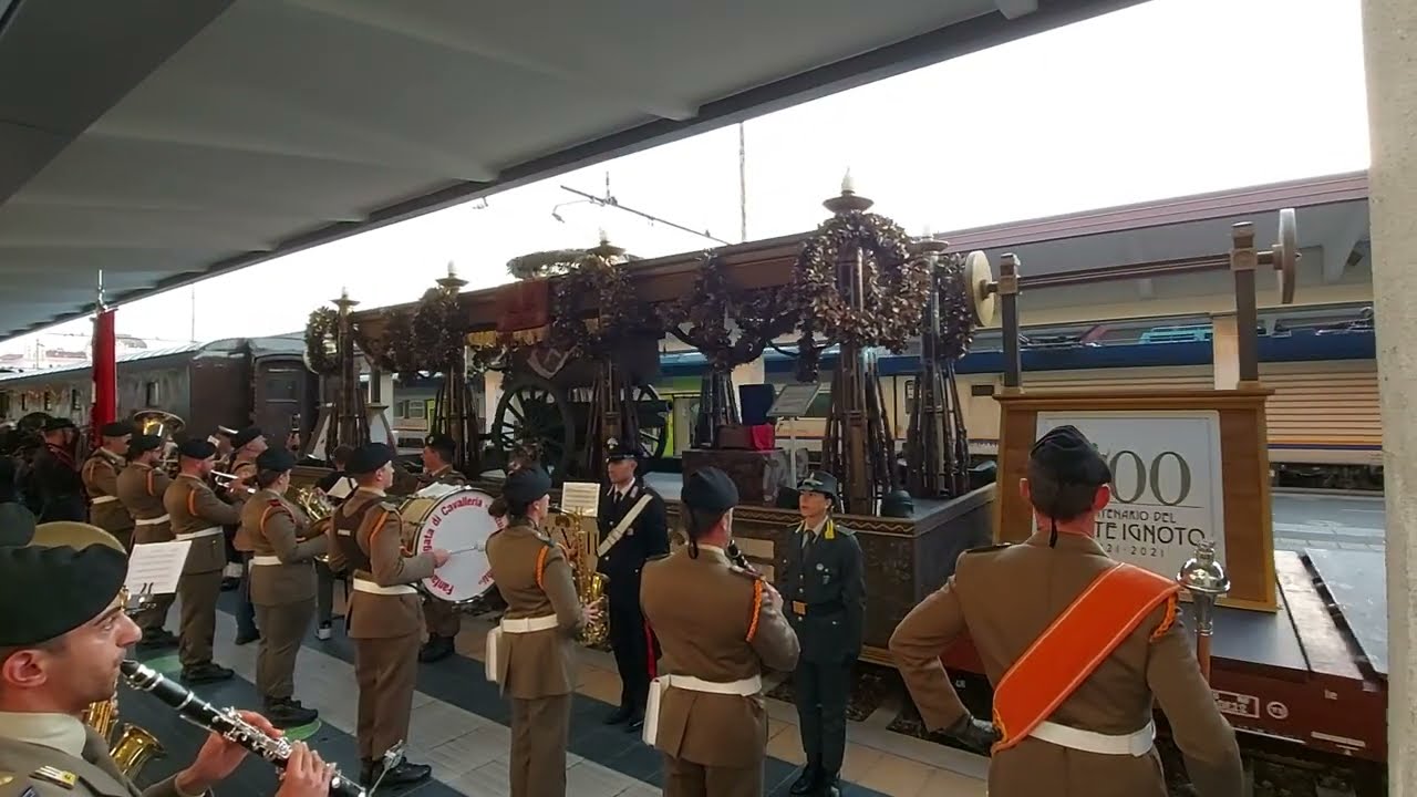 Partenza da Trieste Treno Milite Ignoto con la  Fanfara Brigata di Cavalleria 