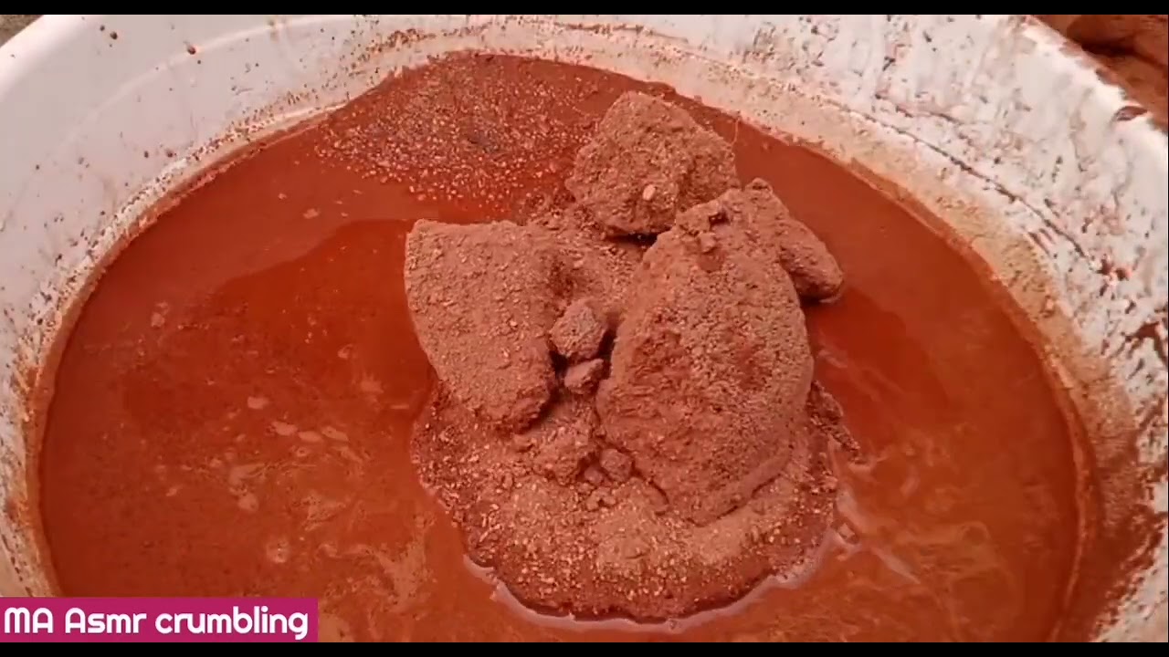 Huge Slabs Grainy Red Dirt Crumble Dipping In 💦 Tub Paste Play Satisfying Sound @MAAsmrcrumbling  