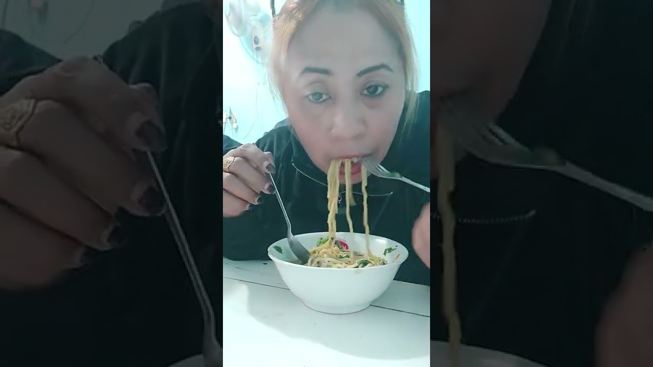 makan pangsit di area turen desa kasian..