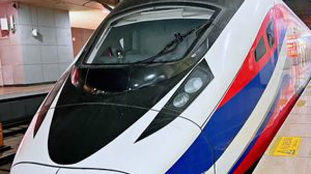 济南视角近距离高清正片来喽，00106无动力专列回送第五列中老铁路澜沧号LCR200J3-0405号动车组，该动车组编组9辆，全长232.24米，总重508.5吨#铁道员带你看火车 #澜沧号