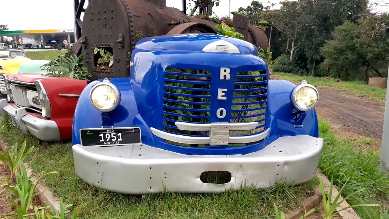 Exposição de frentes de carros antigos,ao lado da BR 101,Torres,RS.