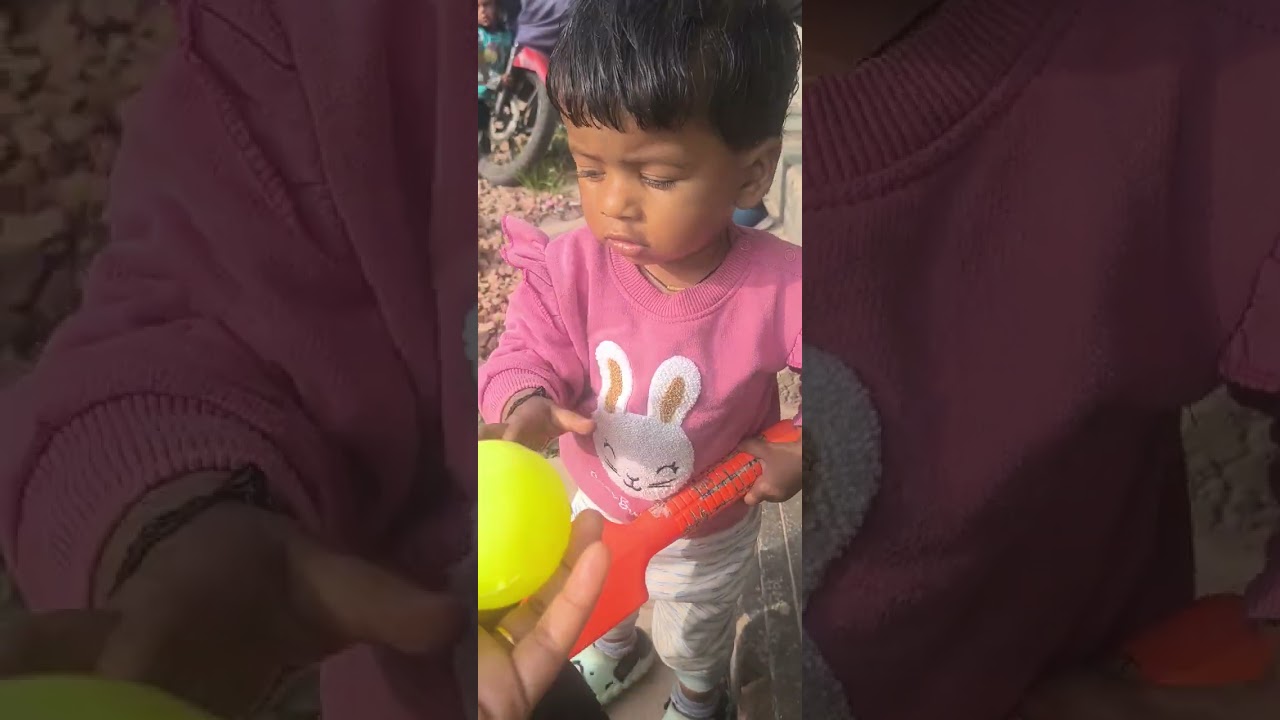 Vamika niche akr bahut  khush hoti h usko bahut maja ata h sare baccho ke sath khel rahi h❤️😀💕❤️😀
