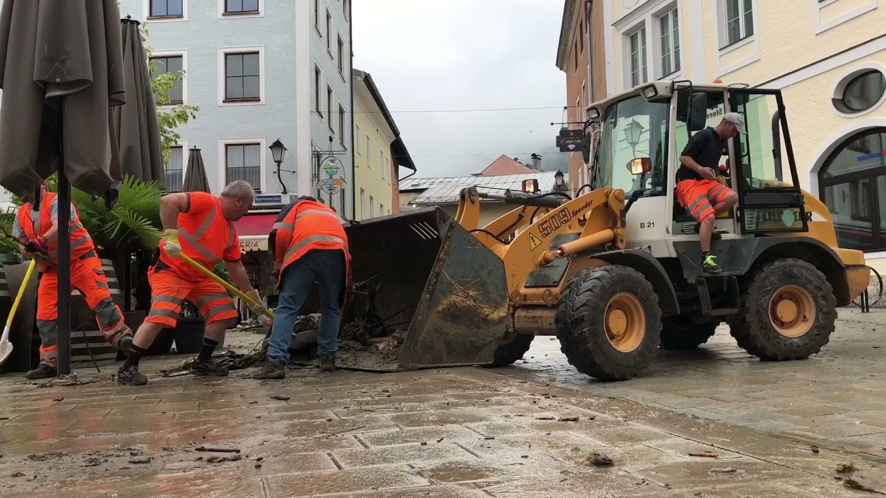 Bürgermeister Alexander Stangassinger spricht über die Zerstörungen in Halleins Altstadt