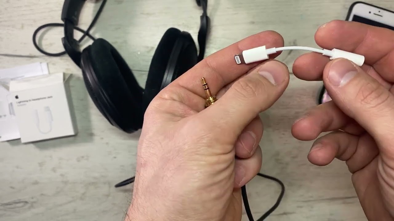 Огляд Адаптер Apple Lightning - 3.5 mm White з Розетка