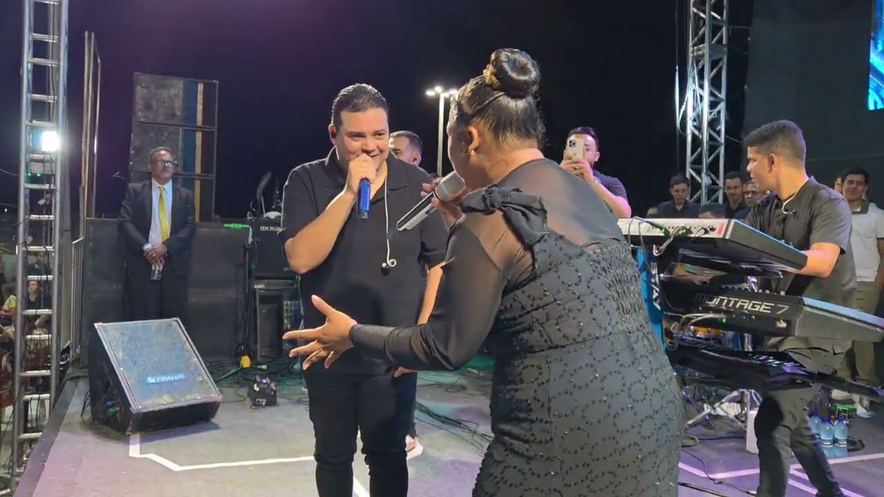 Kainara cantando com Banda Som e Louvor