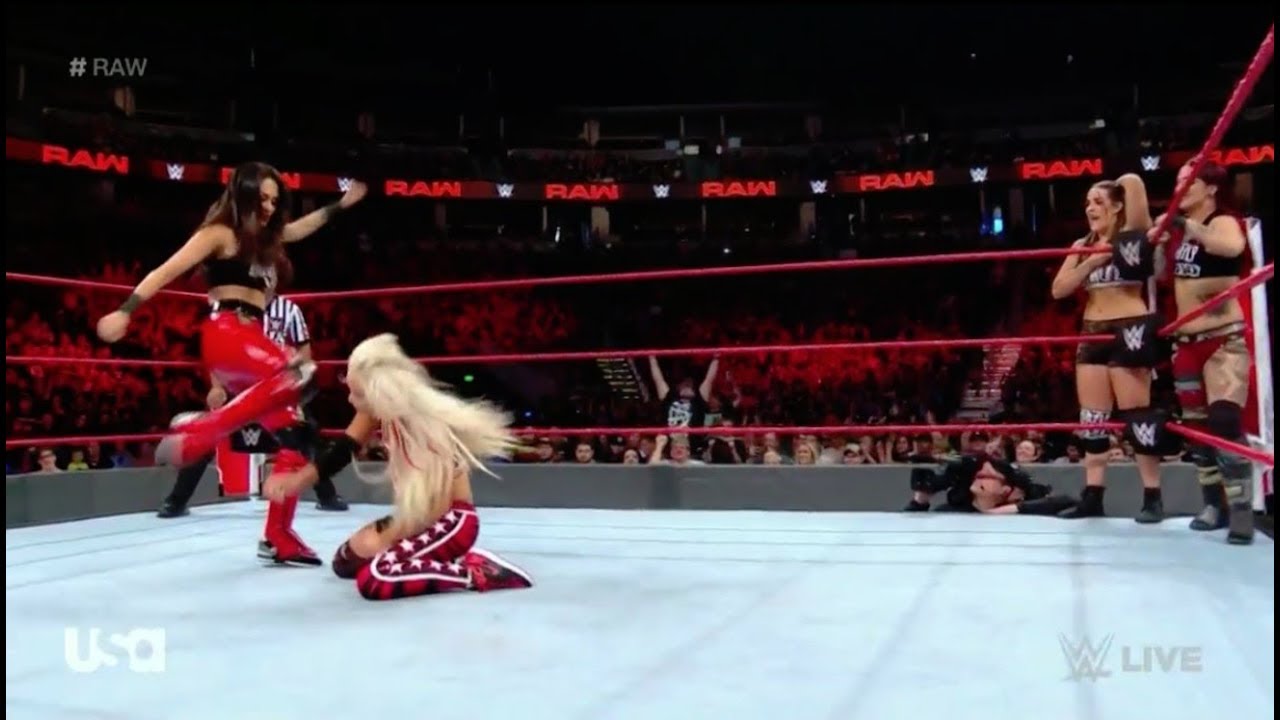 Бри Белла почти нокаутирует Лив Морган ударами ног | WWE Raw 25.09.18