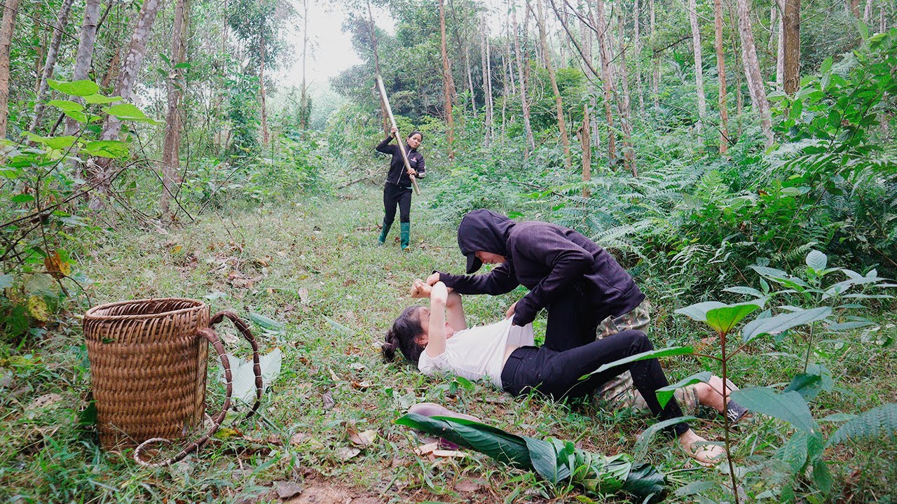 Bad Guy Attack Nhinh in The Forest, Thi was Shocked to See it. Forest Farm Life is Challenging