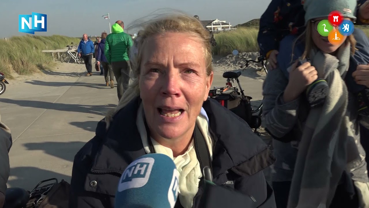 Spectaculaire sprongen van bultrug voor de kust van Camperduin
