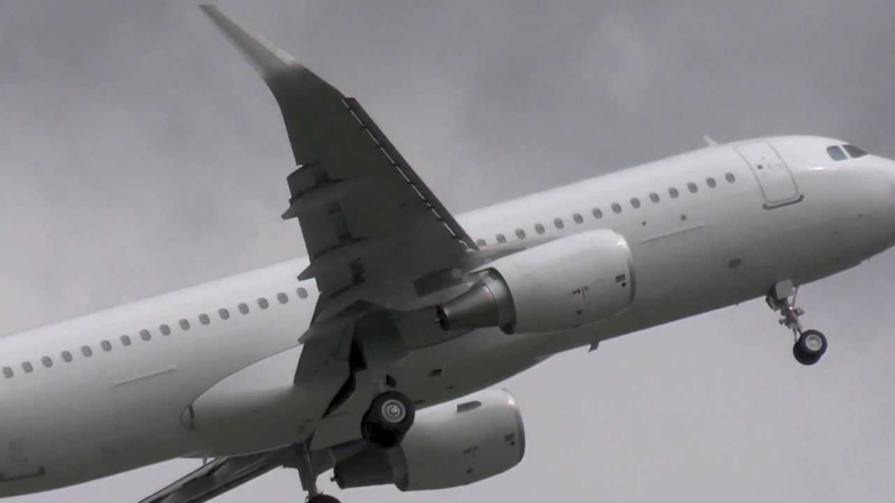 A320 Sharklets go around Orbest CS-TRM at Hamburg Airport