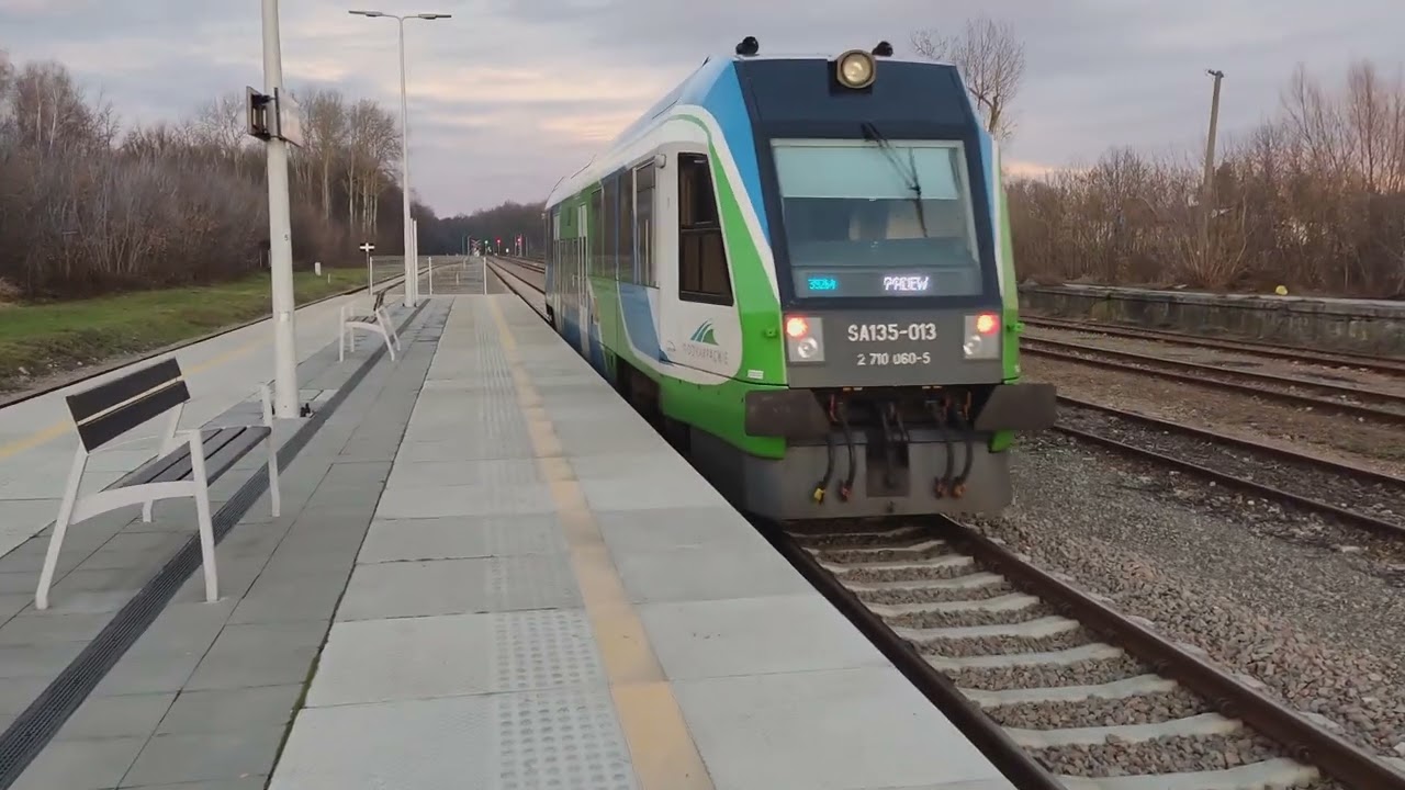 Stacja PKP Kochan&oacute;wka Pustk&oacute;w w Brzeźnicy i szynobus (4K)