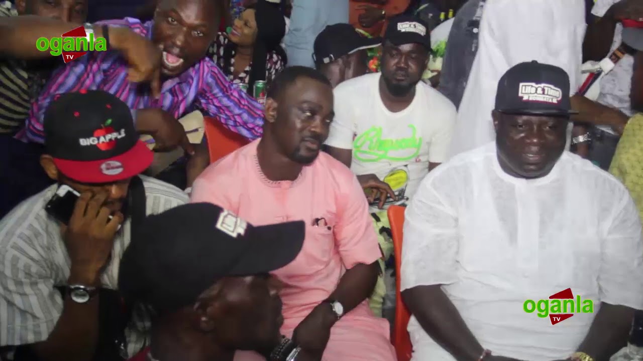SULE ADIO ATAWEWE SO EXCITED WHILE PERFORMING LIVE WITH WASIU ALABI PASUMA WHILE RAIN MONEY ON HIM