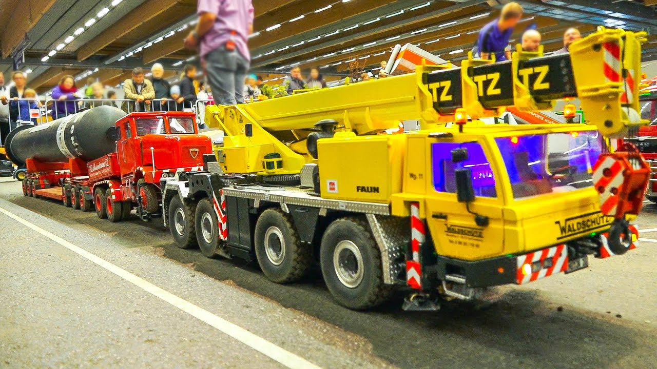 RC TRUCK CRANE FAUN TOWING A HEAVY HAULAGE TRUCK!! RC EXCAVATOR LIEBHERR, RC DOZER, RC BUS