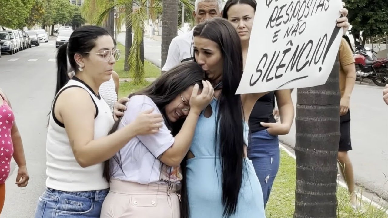 Familiares do pequeno Th&eacute;o fazem protesto em frente &agrave; Hapvida, em Limeira