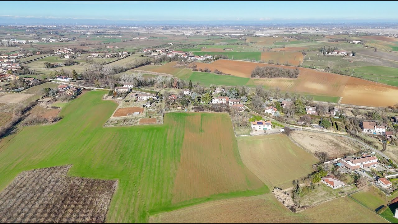 Casale Monferrato, cascinale con ampio terreno