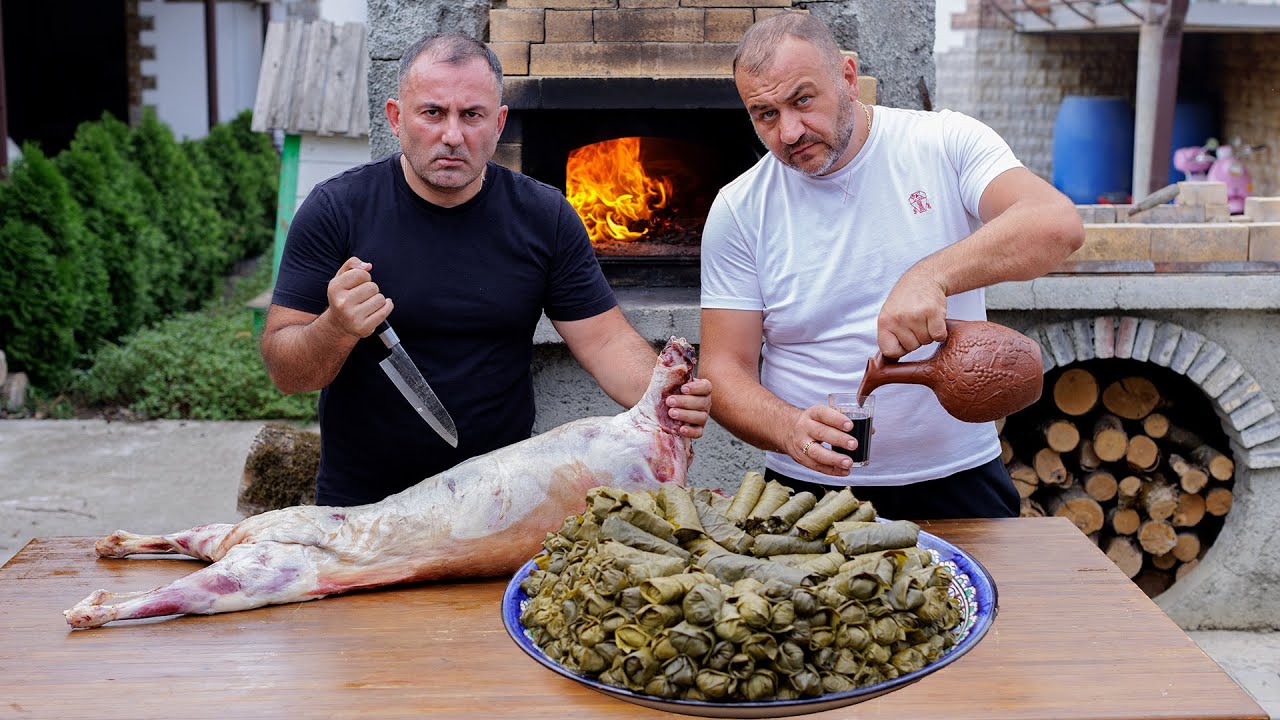 БАРАНИНА, НАЧИНЕННАЯ ГОВЯЖЬИМ ФАРШЕМ, ЗАПЕЧЕННАЯ В ДЕРЕВЕНСКОЙ ДУХОВКЕ.
