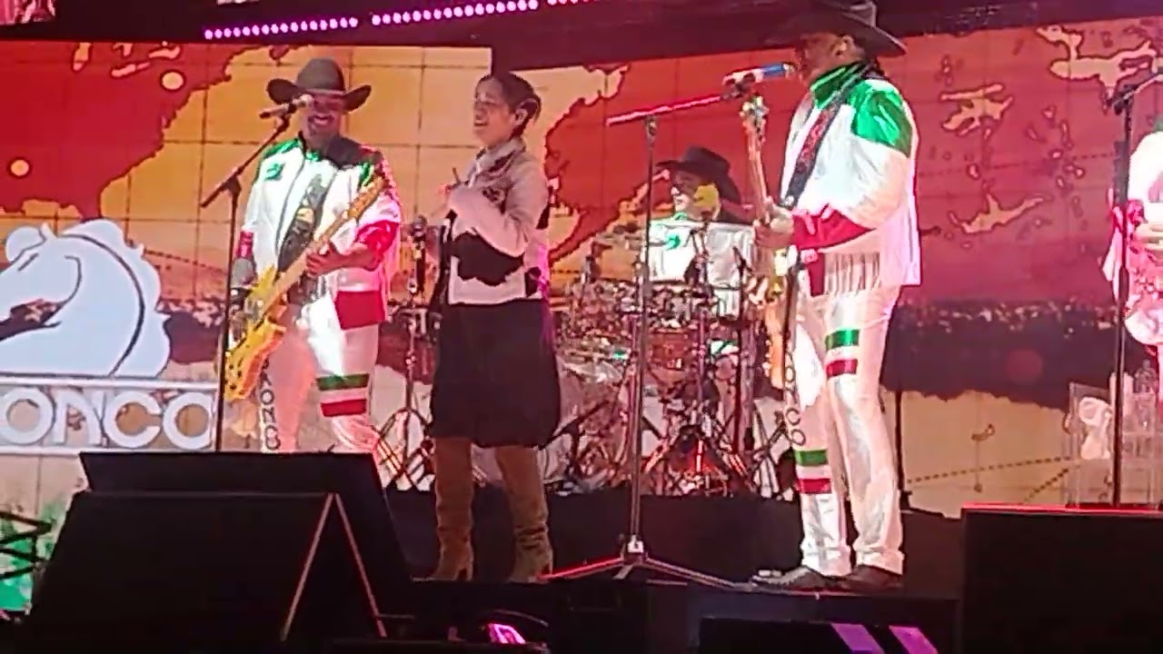 BRONCO Y JULIETA VENEGAS ARENA CDMX 2025 ADORO 