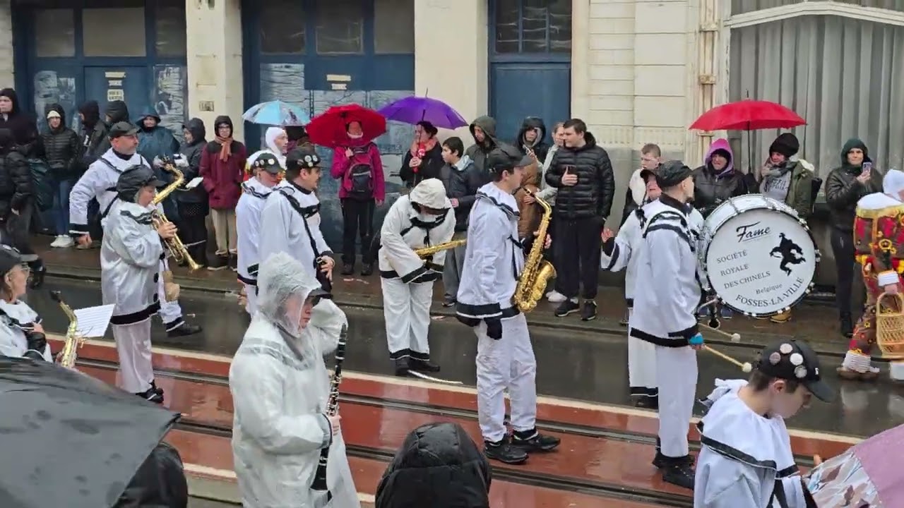 Chinels de Fosses-la-Ville durant le cortège du dimanche 2026.