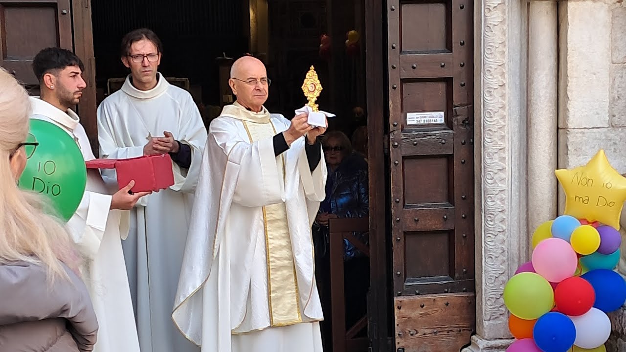 Il saluto alla reliquia di Carlo Acutis - Chiesa San Pietro a Fondi 06.04.2025