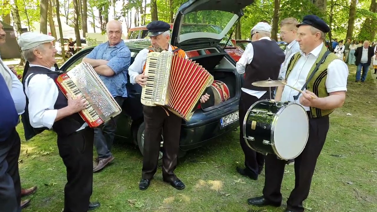 Oberek  na dwie harmonie, pograjka w przysuskim parku.