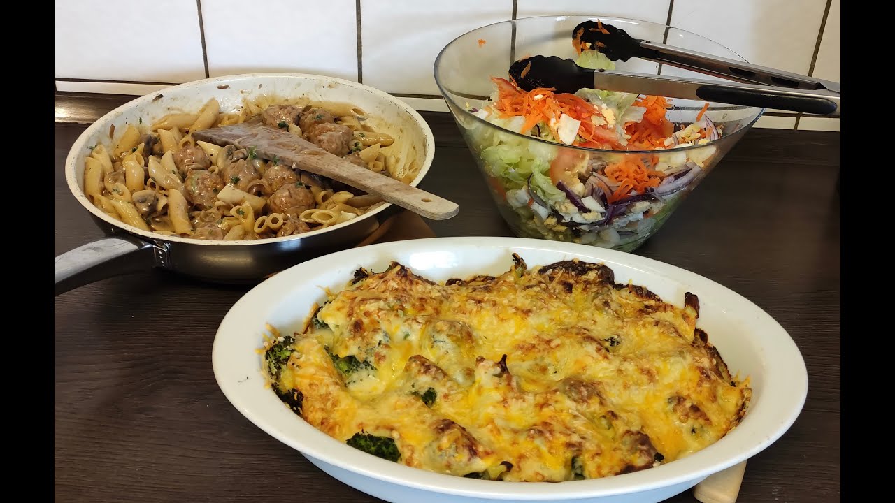 Massa com molho de cogumelos, e brócolos com molho bechamel , almoço de domingo .