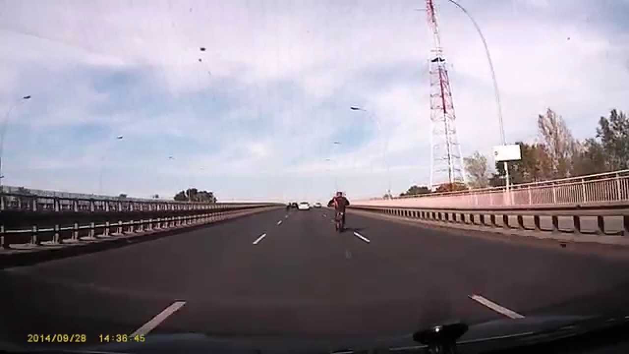 Niebezpieczne manewry motocyklisty -brawurowa jazda motocyklist&oacute;w na Gądowiance Wrocław