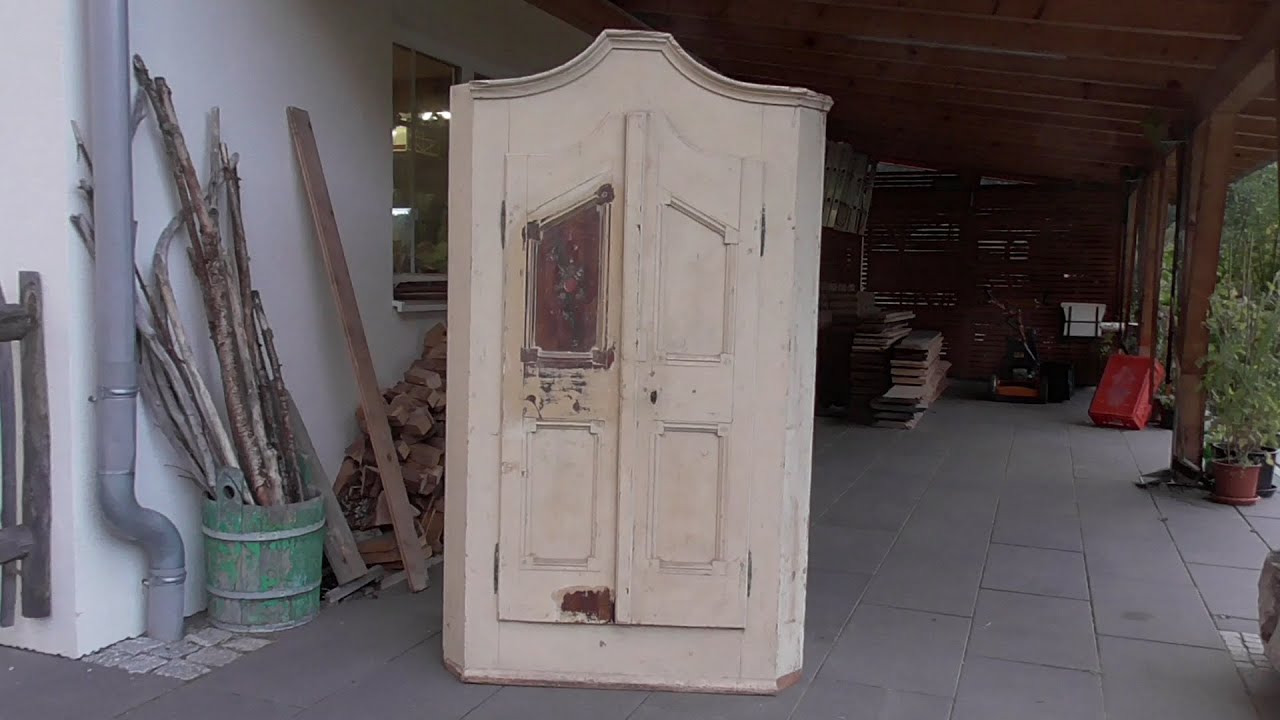 Restoration of an old Bavarian farmer´s cupboard1870. Restaurierung eines Chiemgauer Bauernschrankes