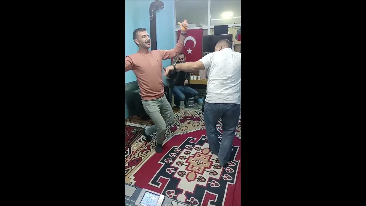 Ak üzüm kaymak gibi Sevdiğim kaymak gibiÇiçekdağı Çaldığım bağlama At olurda depmezmi Mustafa karaba
